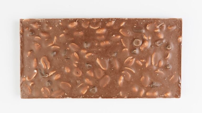 Chocolate Vegano com Amendoim. Ele é tão delicioso que facilmente até quem não é vegano vai gostar! Corre lá fazer.