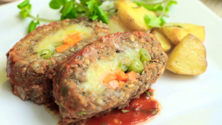 Rocambole Assado de Lentilha e Quinoa, Este rocambole é muito gostoso, nutritivo e proteico, fica com uma textura e sabor delicioso.