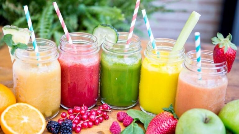 3 receitas de smoothies proteicos. Você pode criar diversos sabores de smoothies proteicos e adaptá-lo para o seu gosto!
