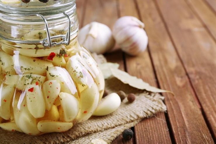 O alho em conserva preparado com esta receita é uma deliciosa opção para adicionar um sabor especial às suas receitas.