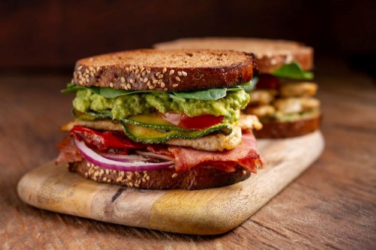 sanduíche de frango grelhado com abacate é uma opção perfeita para uma refeição saudável e saborosa