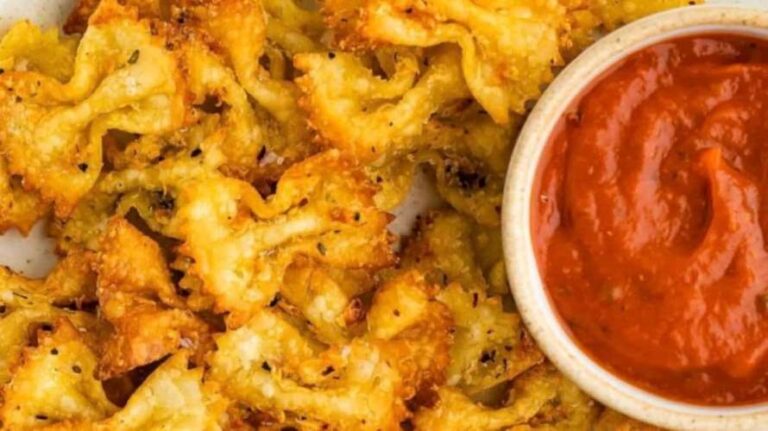 Chips Crocantes de Macarrão Gravatinha. Esses salgadinhos de macarrão unem o sabor da massa com a praticidade do aperitivo.