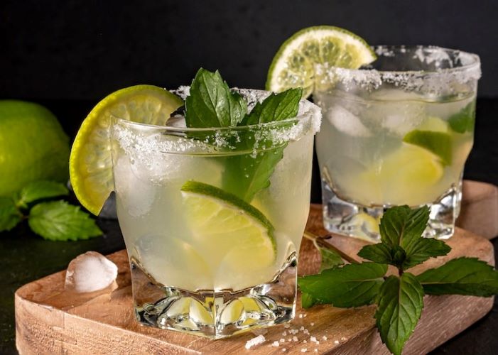 Receita de Caipirinha: O Clássico Brasileiro. A caipirinha é um coquetel versátil e delicioso, perfeito para qualquer ocasião.