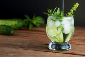 Experimente Mocktail de Chá Verde e Pepino e desfrute de uma bebida refrescante e saudável que é perfeita para qualquer momento do dia!