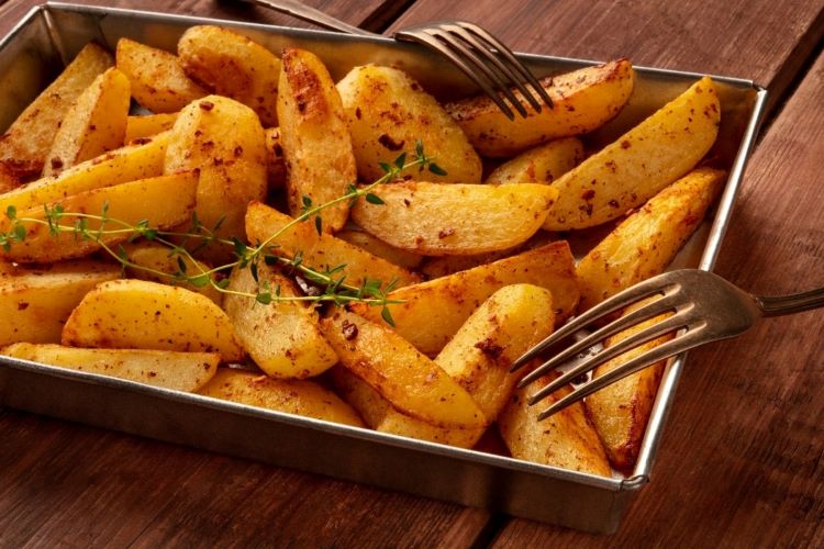 Aprenda a fazer as melhores Batatas Assadas Crocantes e Macias com uma crosta crocante e um interior macio. Esta receita é fácil de seguir