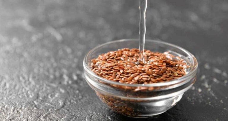 O ovo de linhaça é fácil de fazer e é uma ótima opção e substituto vegano para ovos que pode ser usado em uma variedade de receitas.