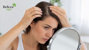 Como eliminar a caspa. Descubra como acabar com a caspa de forma eficaz com dicas naturais e rotina ideal para um couro cabeludo saudável.