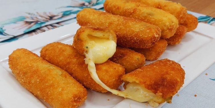 Croquetes com queijo tipo Polenguinho. Essa receita é simples de preparar, mas proporciona uma explosão de sabor em cada porção. Aproveite!
