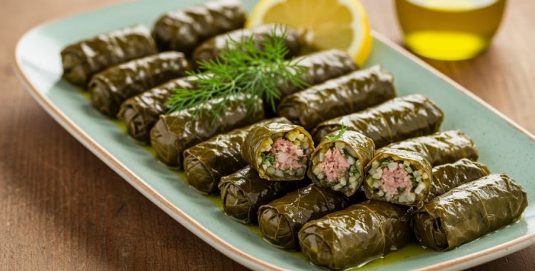 Dolmades: Folhas de uva recheadas com arroz e ervas. Eles certamente serão um sucesso com sua família e amigos.