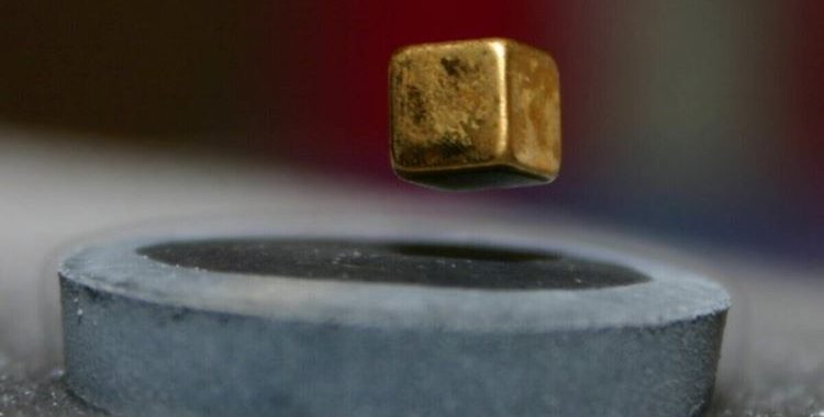 A levitação magnética é uma tecnologia que usa campos magnéticos para suspender objetos, desafiando a gravidade
