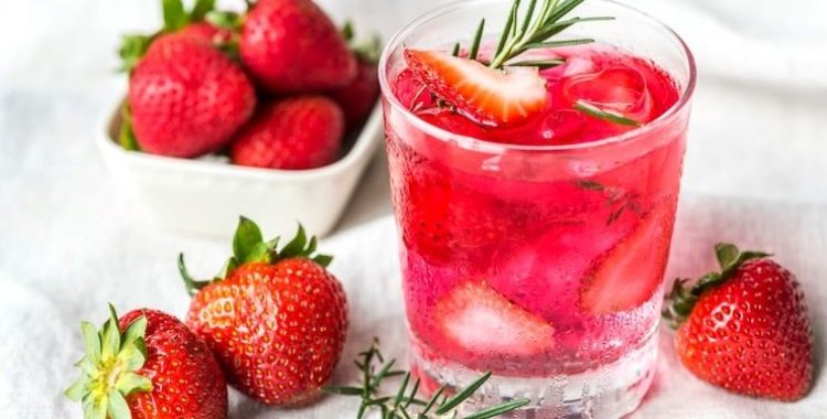 Experimente esta receita de Mojito de Morango e desfrute de uma bebida refrescante e deliciosa que é perfeita para qualquer ocasião!