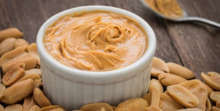Pasta de amendoim: um superalimento. É uma ótima fonte de niacina, vitamina E, gorduras saudáveis para o coração e resveratrol.