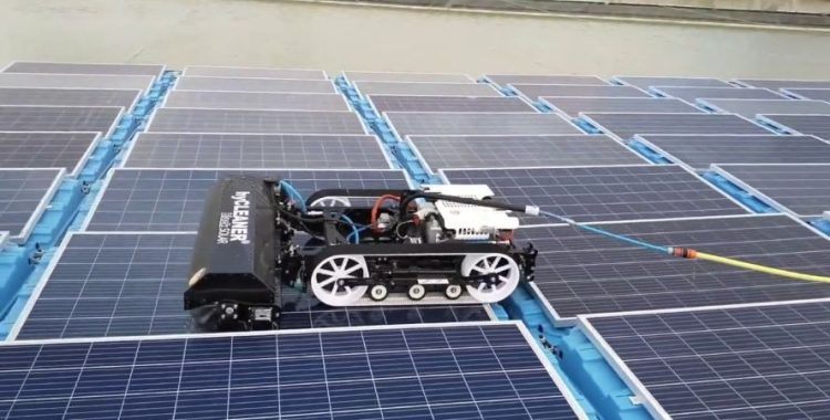 O primeiro robô de limpeza de painéis solares a seco do mundo já economizou mais de 1,5 bilhão de litros de água.